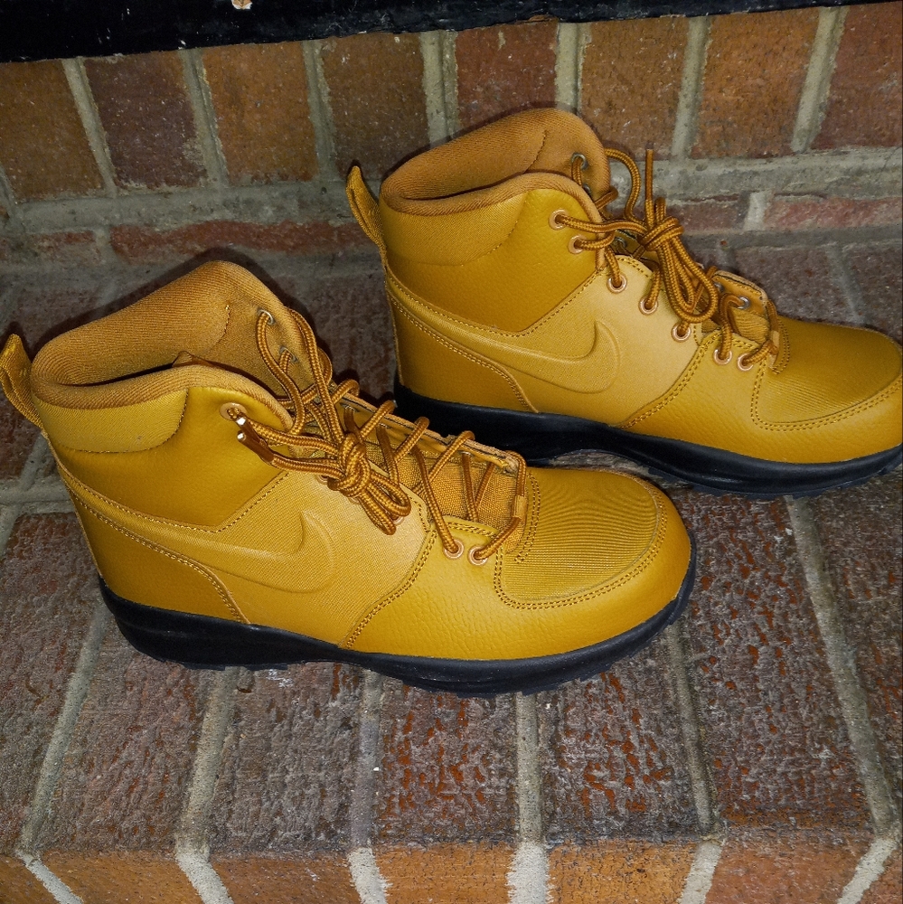 BOYS NIKE SHOES